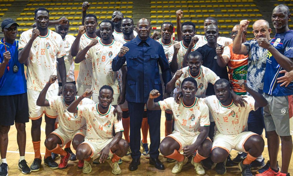 Le Ministre Adjé Silas Metch, en compagnie des éléphants maracaniers.